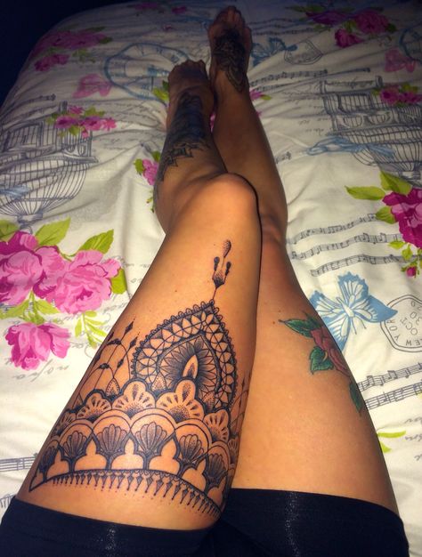 New #thightattoo #garter #lace Front Thigh Tattoo Women, Tattoo Bein Frau, Lace Thigh Tattoos, Front Thigh Tattoos, Tato Mandala, Dot Work Mandala, Cute Thigh Tattoos, Garter Tattoo, Full Leg Tattoos