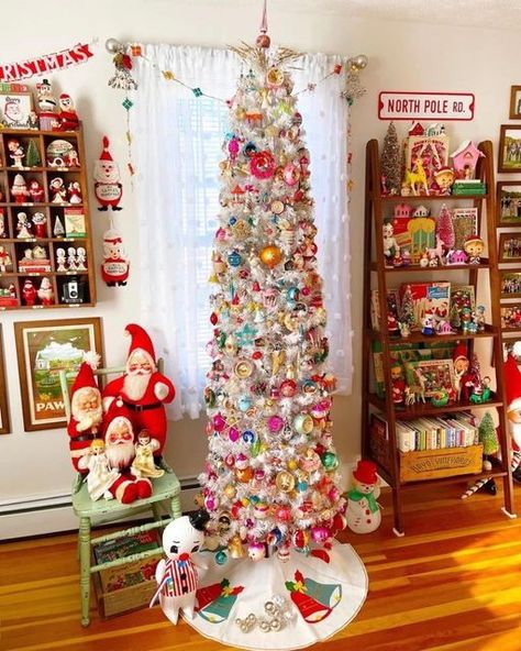 Retro Christmas Decorations, Christmas Vignettes, Kitsch Christmas, Retro Christmas Tree, Christmas Decor Inspiration, A White Christmas, Christmas Inspo, Old Christmas, Santa Clause