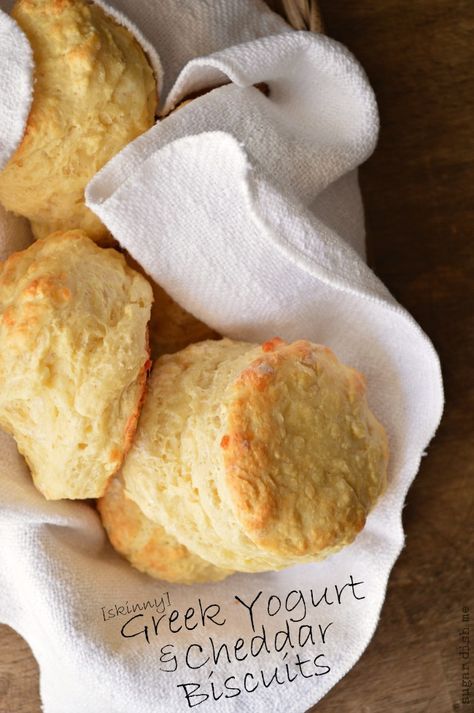 Skinny Greek Yogurt Cheddar Biscuits This recipe is AWESOME!! Perfect for breakfast or dinner. Greek Yogurt Biscuits, Easy Biscuit Recipe, Fluffy Biscuits, Cheese Scones, Cheddar Biscuits, Biscuit Bread, Biscuit Rolls, Cloud Bread, Homemade Biscuits