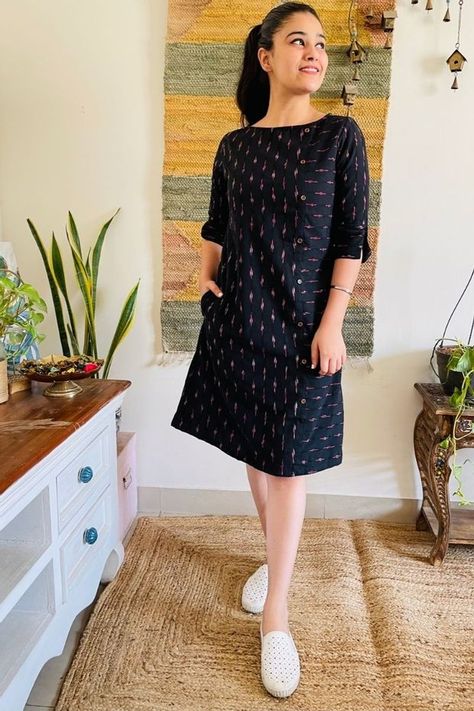 One Piece Dress Knee Length, Kurta Ideas, Ikat Dresses, Short Kurtas, Casual Kurtis, Knee Length Dresses Casual, Cotton Short Dresses, Casual Frocks, Frock Fashion