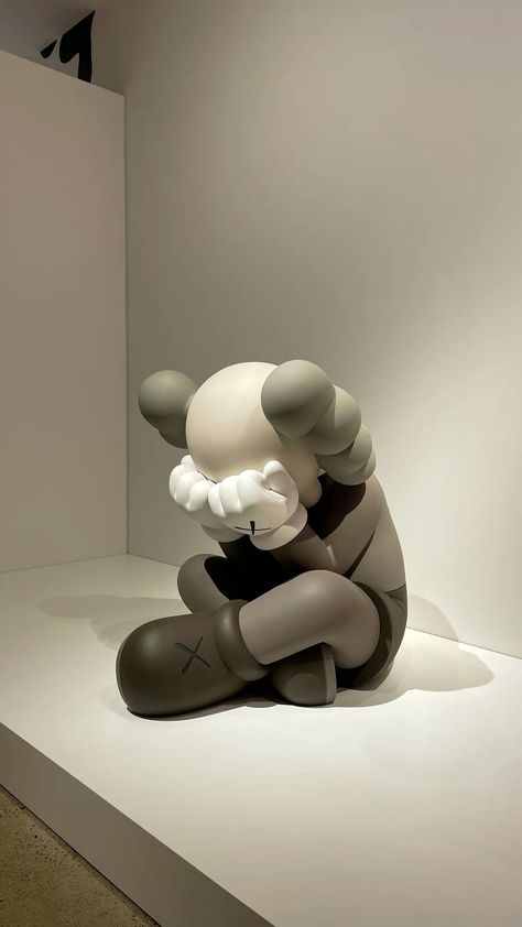 Kaws Museum, Exhibit Aesthetic, Toronto Museum, Iphone Wallpaper King, Art Gallery Aesthetic, Kaws Iphone Wallpaper, Gallery Aesthetic, Mens Aesthetic, Kaws Wallpaper