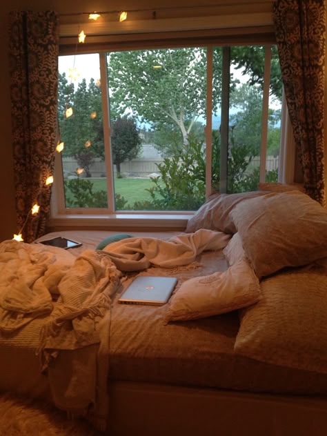 Cozy Neat Bedroom, Cozy Bedroom Window Aesthetic, Book Girl Bedroom Aesthetic, Teen Bedroom Aesthetic, Cozy Teen Bedroom, Bedroom Upgrades, Comfy Room, Bedroom Decoration Ideas, Cosy Room