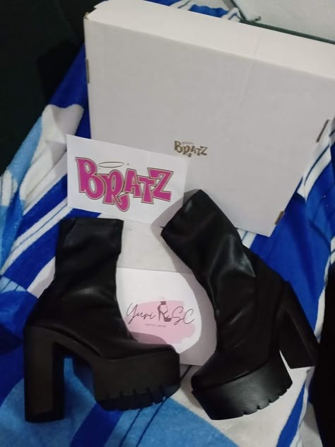 Botines Aesthetic, Bratz Boots, Rave Shoes, Ideas Cartas, Cute Shoes Heels, Fashion Shoes Heels, Funky Shoes, Fancy Shoes, Cute Heels