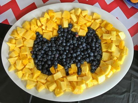 Superhero Batman Fruit Platter Superhero Fruit Tray, Spider Man Charcuterie Board, Superhero Veggie Tray, Superhero Fruit Platter, Spiderman Fruit Ideas, Batman Fruit Tray, Batman Snacks For Party, Batman Party Foods, Batman Food