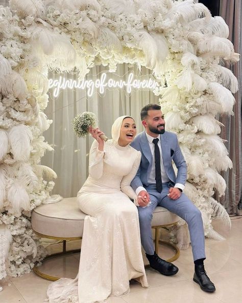 Engagement Dress Hijab, Simple Engagement Dress, Engagement Party Photo Ideas, Engagement Looks, Bride Groom Photoshoot, Wedding Dress Topper, Engagement Stage Decoration, Bride Jumpsuit, Hijabi Brides