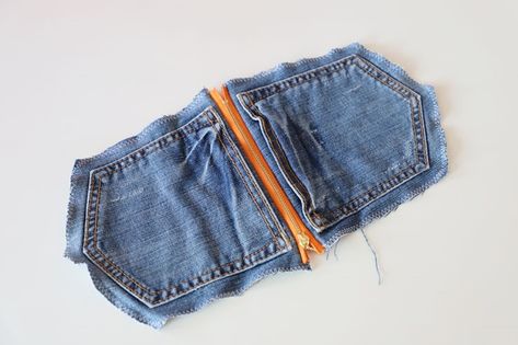 How to Make a Denim Pocket Purse. DIY Tutorial ~ Free-Tutorial.net Denim Pocket Purse Diy, Jean Pocket Purse Diy, Denim Pocket Purse, Jean Pocket Purse Diy Tutorials, Jean Purse Diy Free Pattern, Denim Pockets Projects, Jean Pocket Purse, Denim Coin Purse, Blue Jean Purses