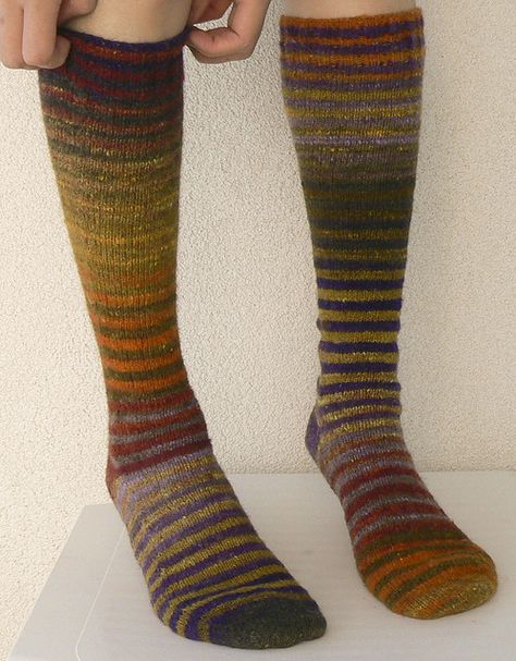 nice colour Cooler Look, Striped Socks, Socks And Tights, Knitting Inspiration, Knitting Projects, Sock Shoes, Knitting Socks, Ravelry, Make Your Day