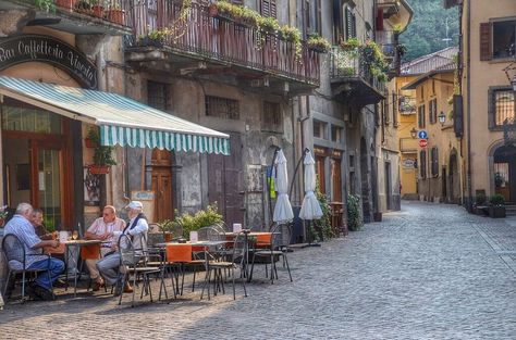 Quiet Moments: Not So Scary Street Scenes ...Italy | Landlopers Street Scenes Painting, Street Scenes Photography, Italian Street, Colorful Houses, Beautiful Houses, Learning Italian, Abstract Art Landscape, Quiet Moments, Italian Art