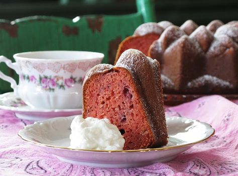 Rosalynn Carter's easy-to-make, one-bowl strawberry cake might not be how we'd make a strawberry cake...but it was simple, fun, and colorful. Combine Cake, Strawberry Cake Recipe, Adorable Food, Strawberry Preserves, Strawberry Cake Recipes, Torte Cupcake, Beekman 1802, Strawberry Flavor, Bundt Cakes Recipes