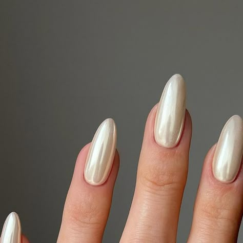 Vanilla Nails Chrome, Vanilla Nails Acrylic, Creme Chrome Nails, Vanilla Crome Nails, Ivory Chrome Nails, Chrome Nails Coffin Shape, Cream Chrome Nails, Clean Girl Aesthetic Nails, Vanilla Chrome Nails