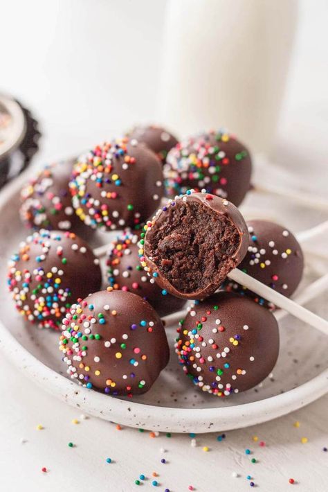 Homemade Chocolate Cake Pops - Live Well Bake Often Fancy Cake Pops, Vegan Cake Pops, Chocolate Cake Pops Recipe, Live Well Bake Often, Lolly Cake, Cheesecake Pops, Chocolate Lollies, Cake Pop Designs, Pops Cake