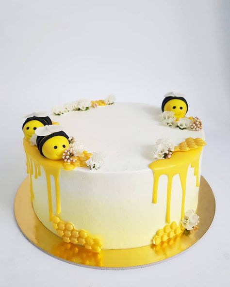 sugar+erika | cake design on Instagram: “Just the cutest bee cake 🐝😊 #cake #cakes #beecake #honeycomb #chocolatedrip #ombrecake #caketopper #fondantart #cakeinspiration #cakeinspo…” Simple Cake Designs With Fondant, Cake Bee Design, Honey Bee Cake Design, Bumble Bee Cake Ideas, Honey Bee Birthday Cake, Honey Bee Cake Ideas, Simple Fondant Cake Design, Bee Cake Design, Bee Cake Ideas