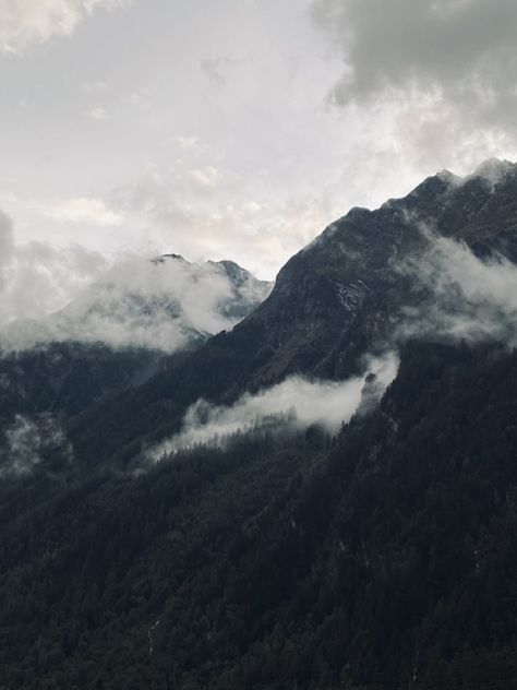 White Mountains Aesthetic, Foggy Mountains Photography, Cloudy Mountain Aesthetic, Foggy Mountains Aesthetic, Mountains Dark Aesthetic, Mountain Dark Aesthetic, Mountain Core Aesthetic, Graceling Aesthetic, Cold Mountain Aesthetic