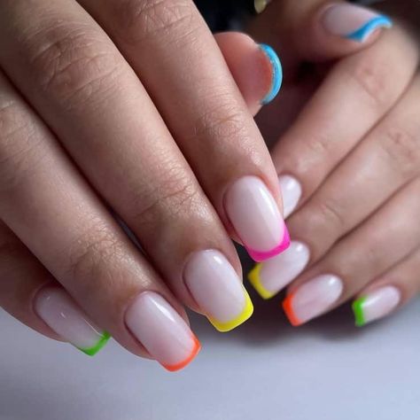 nail shapes & shades for summer Best Nail Trends, Short Nails Summer, Looks For Summer, Summer Nail Ideas, Cute Short Nails, Geometric Nail Art, Nail Looks, Summer Manicure, Geometric Nail