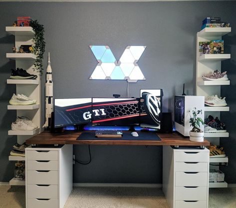 Rate this triple monitor setup 1-10! 👇 [via reddit user/SneakyTubol] What a well-balanced triple monitor gaming setup! The monitors are sitting on a 74" Karlby countertop from IKEA. The counter is sitting on four 2" spaces connected to Alex drawers. I like the overall white theme of this battlestation. The darker grey wall accent color contrasts well with the white theme. On the desk, he has a mechanical keyboard and looks like with custom keycaps. He looks to be using the Glorious Model O mo Ikea Gaming Desk, Ikea Gaming, Build A Computer, Built In Computer Desk, Ikea Computer Desk, Minimal Home Office, Desk Ikea, Ikea Desk, Deco Studio