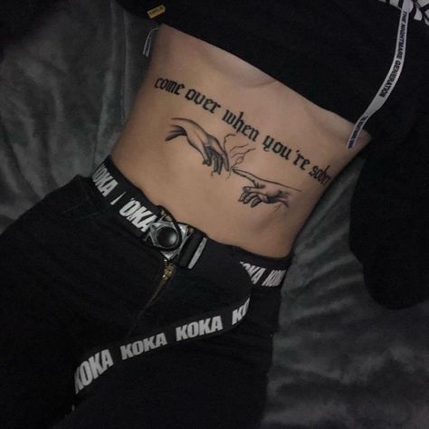 Tato Grunge, Side Stomach Tattoos, Tattoos For Females, Stomach Tattoos Women, Grunge Tattoo, Ribcage Tattoo, Tattoo Trend, Stomach Tattoos, Aesthetic Tattoo