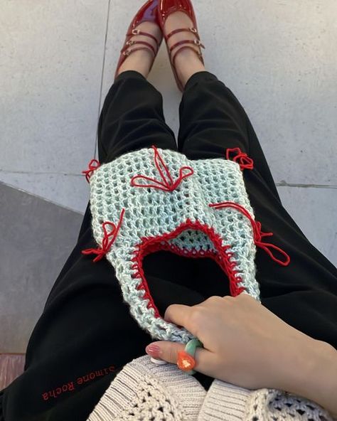 House Of Gamine on Instagram: "our signature ’Lizzy mini bag’ 🎀 made of cotton and mohair blend — My fist freehand crochet bag and I love how Lizzy turned out very very cute❤️ 500 THB *made to order* DM me to buy" Cool Crochet Bags, Mohair Crochet Ideas, Small Knit Projects, Crochet Mini Projects, Crochet Bags Ideas, Cute Crochet Accessories, Mini Crochet Ideas, Crochet Little Bag, Mini Crochet Bags