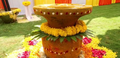 Vigneswara Dampu Decoration, Pasupu Kottadam Decoration, Pasupu Decor, Wedding Mandapam, Leaf Decor Wedding, Marriage Photoshoot, Blouses Work, Haldi Function, Wedding Hall Decorations