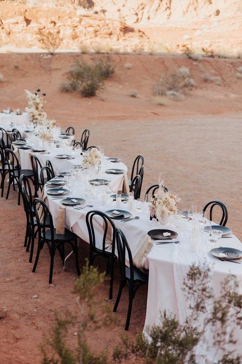 Serpentine Table Wedding Reception, Serpentine Tables Wedding, Serpentine Tables, Wedding Reception Table Ideas, Reception Table Ideas, Serpentine Table, Desert Luxury, 2024 Wedding Trends, Reception Bar