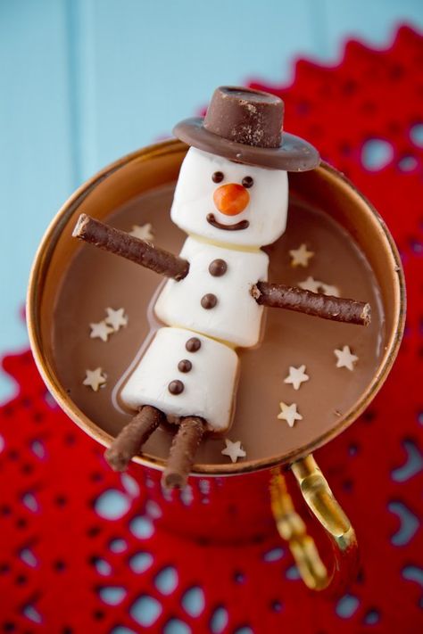 Creative Christmas Treats, Snowman Hot Chocolate, Cup Of Cake, Christmas Orniments, Orange Icing, Crafty Morning, Marshmallow Snowman, Festive Recipes, Chocolate Sticks