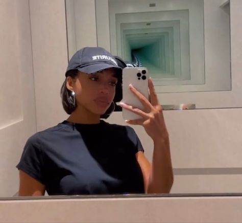 Lori Harvey Hat, Hat With Bob Haircut, Short Bob With Baseball Cap, Bob With Baseball Cap, Short Hair With Cap Hats, Bob With Hat, Lori Harvey Short Hair, Short Hair Baseball Cap Style, Lori Harvey Bob