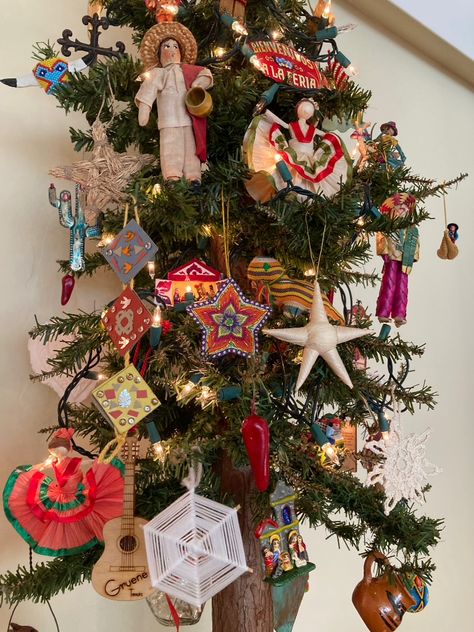 Vintage Mexico 21 Mexican Inspired Christmas Tree, Mexican Christmas Aesthetic, New Mexico Christmas, Mexican Christmas Tree, Christmas In Mexico, Mexican Christmas Traditions, Mexican Christmas Decorations, Baby Souvenir, Mexico Christmas