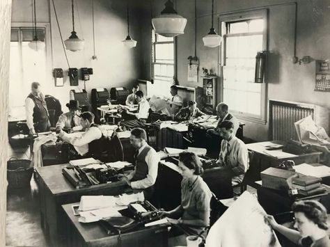 Newsroom in the 1920's 1920s Office, Writing Studio, Court Reporting, London Pictures, Classic Office, Book Posters, Camping Art, Times Of India, Publishing House