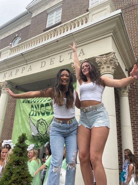 UTK KD Bid Day💚💚 Curly Hair Drawing, University Of Tennessee, Kappa Delta, Bid Day, How To Draw Hair, Sorority, Tennessee, Curly Hair Styles, Crop Tops