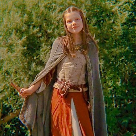 Narnia Characters Costumes, Narnia Costumes Lucy, Lucy Pevensie Outfit, Narnia Shifting, Lucy Narnia, Narnia Characters, Rush Aesthetic, Narnia Lucy, Narnia Costumes