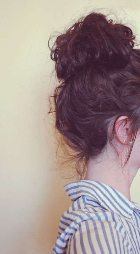 Bun fun A Messy Bun, Curly Hair Updo, Messy Bun Hairstyles, Hair Envy, Messy Hairstyles, Hair Dos, Messy Bun, Ombre Hair, Curly Hair Styles Naturally