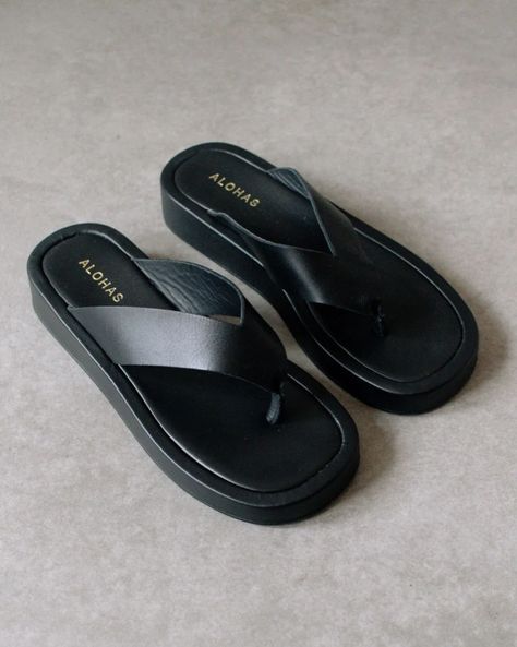 Flip Flop Aesthetic, Fancy Sandals, Black Sandals Flat, Heeled Flip Flops, Make Shoes, Platform Flip Flops, Platform Mules, Shoe Wishlist, Sustainable Leather