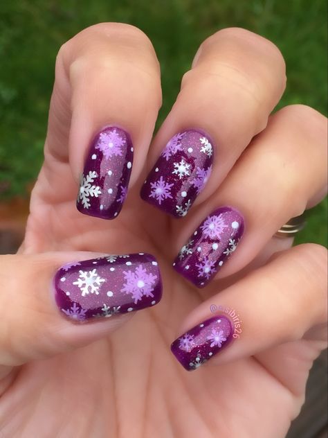 Purple Gel Nail Art, Purple Christmas Nails Acrylic, Nails For January 2023, Purple Xmas Nails, Purple Christmas Nail Designs, January Nail Colors 2023, January Nails Ideas 2023, January Nails Ideas Acrylic, Christmas Nail Art Designs Xmas