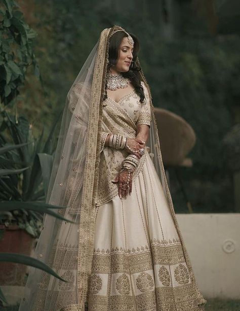 Bridal Lehenga White, Lehenga White, Pre Wedding Photoshoot Beach, Indian Dresses For Women, Wedding Outfits For Women, Bridal Lehenga Designs, Simple Lehenga, Indian Bride Outfits, Indian Bridal Lehenga