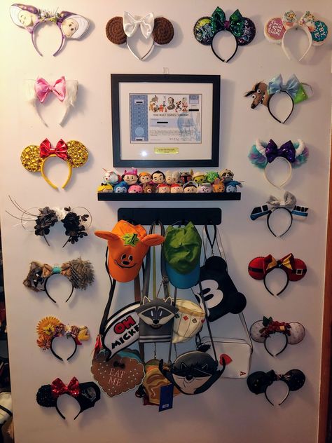 Disney Ears Display Wall, Disney Ears Display, Disney Pin Display, Disney House Ideas, Disney Themed Rooms, Casa Disney, Diy Disney Ears, Disney Diy Crafts, Disney Bedrooms