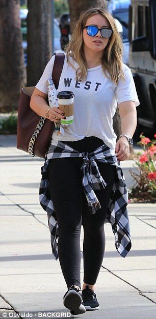 Hilary dressed for comfort in workout leggings, a plaid flannel wrapped around her waist, ... Flannel Around Waist Outfit, Flannel Around Waist, Waist Outfit, Fall Ootd, Hillary Duff, Cozy Fall Outfits, Behati Prinsloo, Lily Aldridge, Lizzie Mcguire