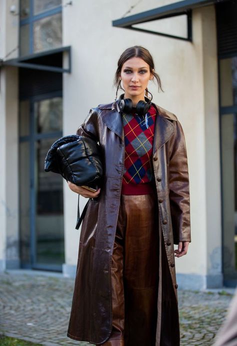 From the moto jacket to the leather trench, here are the chicest ways to style a leather jacket for the upcoming season. #leatherjacket #motojacket #jacket #fallfashion #howtowear #howtostyle #htsac #fashion #style #bellahadid #veryTandC Bella Hadid 2020, Bella Hadid Street Style, Off Duty Outfits, Bella Hadid Outfits, Faux Shearling Coat, Bella Hadid Style, Hadid Style, Leather Trench, Leather Jacket Outfits