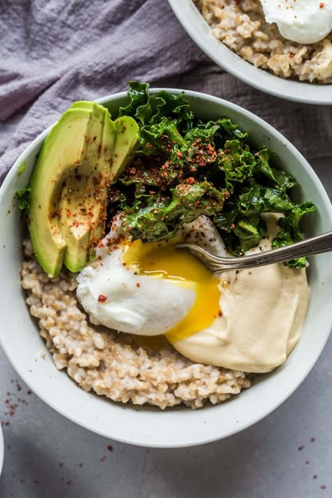 Oat Bran Recipes, Oat Bowls, Salad Kale, Savory Oatmeal, Oatmeal Bowls, Healthy Food Blogs, Good Healthy Snacks, Idee Pasto Sano, Food Test