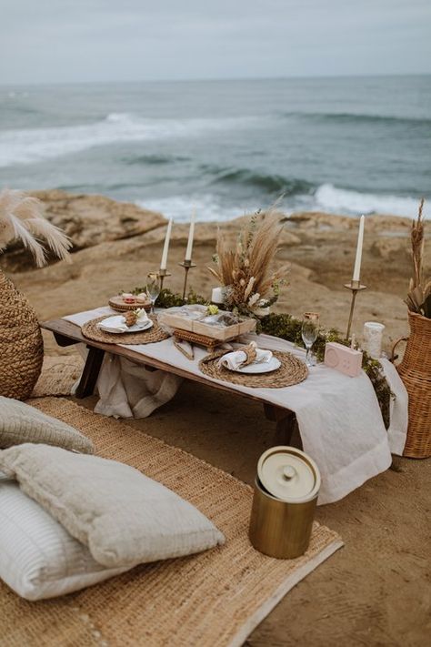 Ocean Picnic, Luxury Picnic For 2, Boho Backyard Dinner Party, Fancy Beach Picnic, Luxury Boho Picnic, Desert Picnic, Picnic Wedding Ideas, Beach Picnic Engagement, Couples Beach Picnic