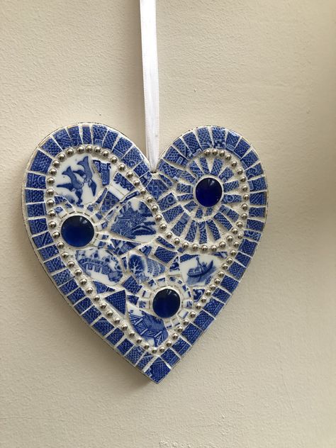 Heart Mosaic Ideas, Broken Pottery Mosaic, Heart Mosaic, Christmas Mosaics, Mosaic Hearts, Mosaic Furniture, Mosaic Art Diy, Mosaic Heart, China Crafts