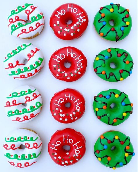 Donut Decorating Ideas, Fancy Donuts, Donuts Gourmet, Donut Flavors, Christmas Pastries, Christmas Donuts, Donut Decorations, Mini Doughnuts, Cute Donuts