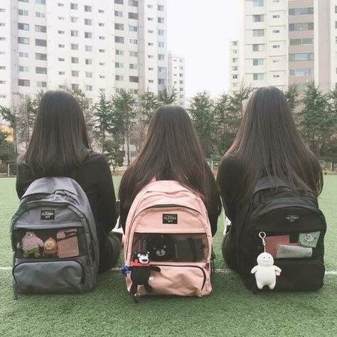 Mochila Kpop, Bts Bag, Mochila Jansport, Foto Best Friend, Bff Photography, Bff Girls, 3 Best Friends, Korean Best Friends, Three Girls