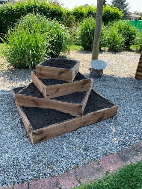 Step-by-step Potato Pyramide Garden Pyramid, Pyramid Garden, Herb Pyramid, Plant Based Pyramid, Pyramid Garden Planter, Strawberry Pyramid Planter Diy, Pyramid Herb Garden, Octagon Picnic Table Plans, Pyramid Planter