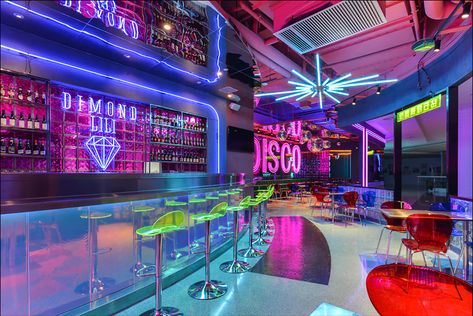 The resurrection of disco-inspired spaces incites a ‘night fever’ epidemic - News - Frameweb Drag Bar, Diner Aesthetic, Disco Bar, Bar Mini, Chongqing China, Pompe A Essence, Nightclub Design, Noodle Bar, Disco Club