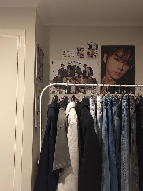 Minimalistic K Pop Room Ideas, Kpop Apartment Aesthetic, Kpop Room Makeover, Kpop Vanity, Study Wall Aesthetic, Straykids Bedroom, Kpop Aesthetic Room Ideas Skz, K Pop Room Aesthetic, Kpop Room Inspo Skz