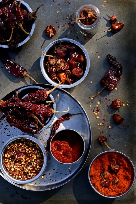 Ingredients Photography, Dark Food Photography, Kitchen Plate, Num Num, Food Yummy, Chili Sauce, Easy Food To Make, Photographing Food, Food Design