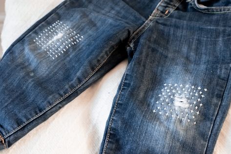 How to mend clothes using Japanese sashiko stitching Patching Jeans, Sashiko Jeans, Japanese Stitching, Mending Jeans, Sashiko Mending, Sashiko Tutorial, Återvinna Jeans, Jeans Tutorial, Sashiko Boro