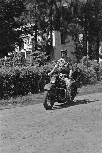 Motorordonnans. Demonstrie vaardigheden motorfiets rijden 1947 Motorbike Art, Dutch East Indies, Motorcycle Shop, British Motorcycles, Old Motorcycles, East Indies, Lady Riders, History Pictures, Watch Full Episodes