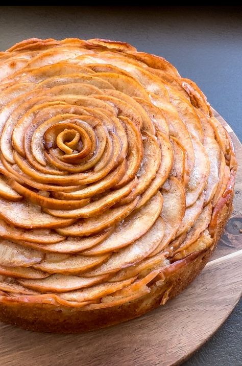 Oh Cakes Winnie Apple Crepe Cake, Apple Cake Decoration Ideas, Apple Rose Cake, Apple Birthday Cake, Apple Honey Cake, Orange Drizzle Cake, Apple Rose Pastry, Apple Torte, Apple Crepes