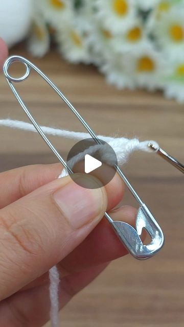 U Pin Crochet, Safety Pin Crochet, Crochet With Thread, Safety Pin Projects, Hairpin Crochet, Crochet Pins, Crochet Thread Projects, Useful Crochet, Yarn Projects Crochet