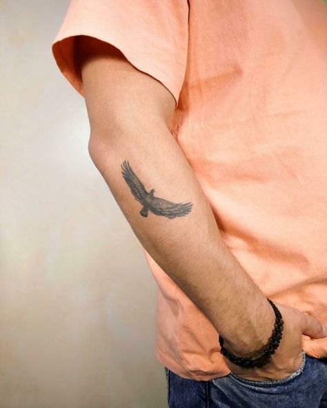 Unique small tattoos 15 ideas for men in 2024 Tattoo Women Back, Eagle Tattoo Forearm, Eagle Tattoo Arm, Man Tattoo Ideas, Women Tattoo Ideas, Small Eagle Tattoo, 20 Tattoo, Tattoo Homme, Bird Tattoo Men